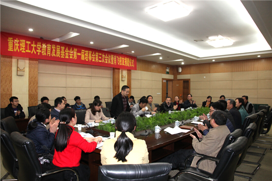 肖飞校友起立给与会的老师和学弟学妹们介绍了自己捐赠的初衷